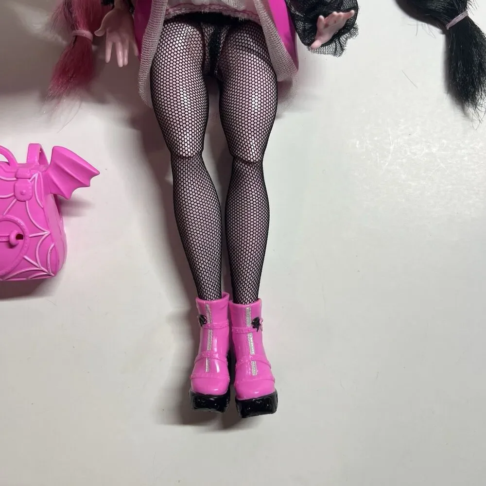 Monster High G3 Draculaura Core Refresh Fashion Doll w/ Backpack Outfits